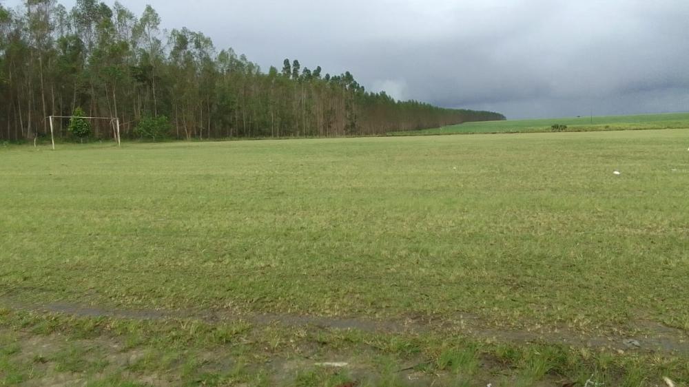 Prefeitura realiza melhorias no campo de futebol do Distrito de